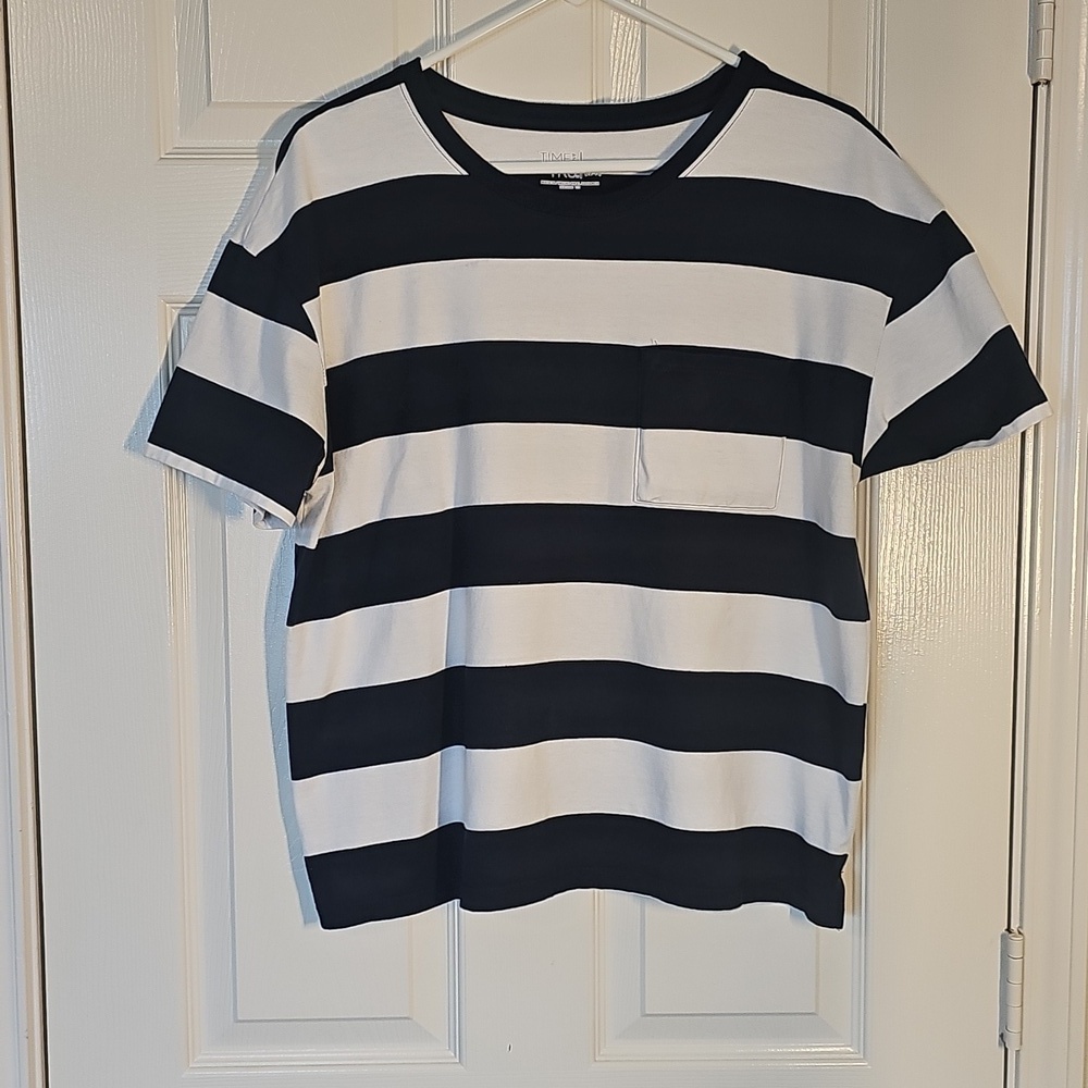 NWOT Time & Tru Blue & White Striped Short Sleeve Pocket Tee. Large